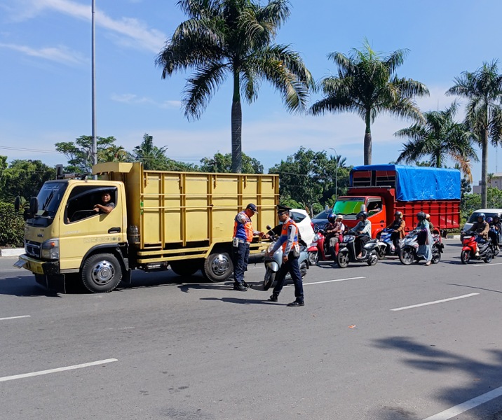 Dishub Pekanbaru bersama tim gabungan saat razia angkutan barang di Jalan Jenderal Sudirman. Foto: Surya/Riau1.