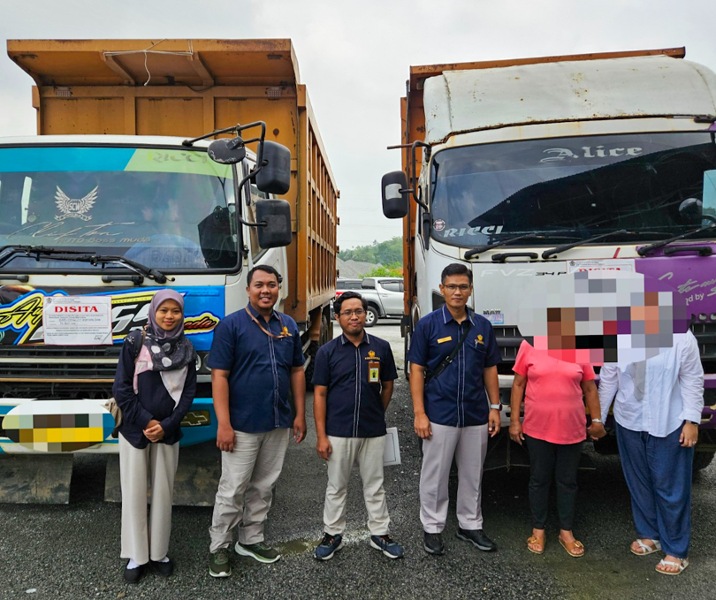 Petugas pajak di Riau menyita dump truck milik wajib pajak. Foto: Istimewa.