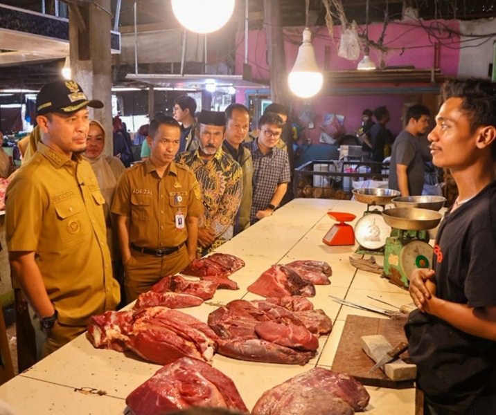 Wali Kota Pekanbaru Agung Nugroho saat meninjau pasar. Foto: Istimewa.
