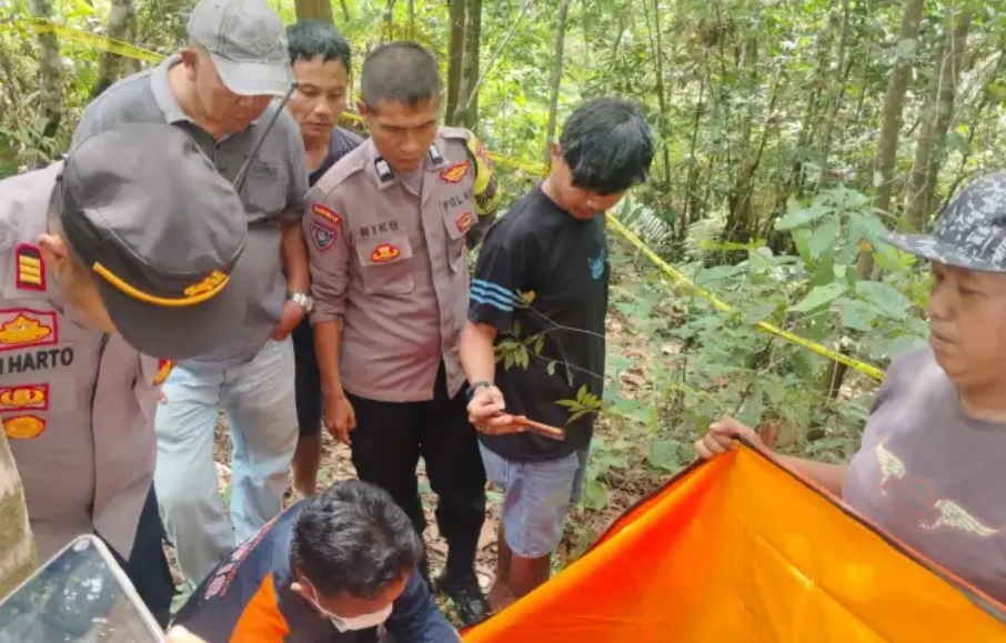 Evakuasi jasad tergantung di kawasan Unand/Langgam