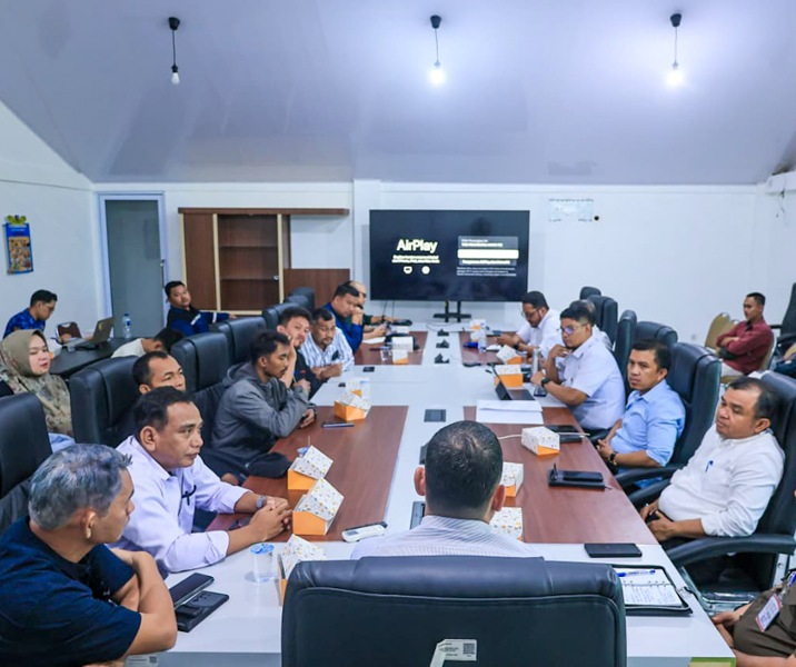 Pemko Pekanbaru bersama APJATEL dan APJII Riau saat rapat membahas percepatan perapian kabep fiber optik di Markas TRC 112, Selasa (2/6/2026). Foto: Istimewa.
