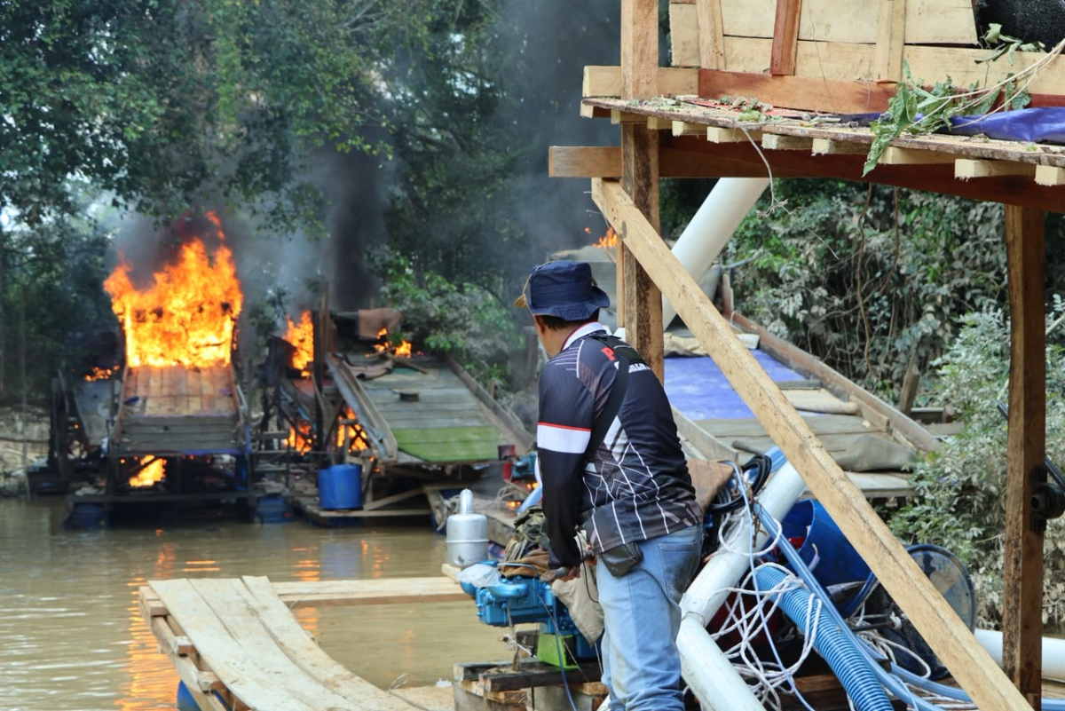 Pemusnahan Rakit PETI di Sungai Kuantan