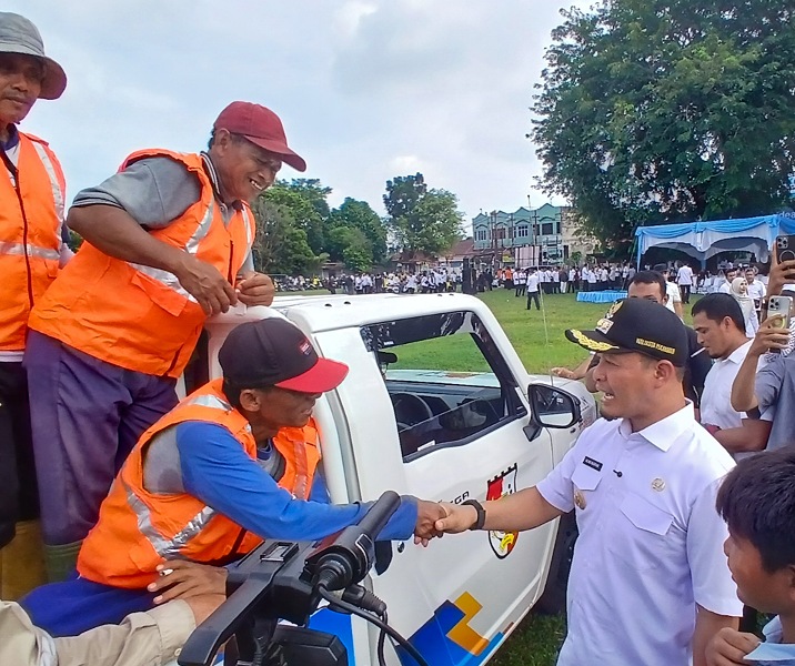 Wali Kota Pekanbaru Agung Nugroho menyalami tenaga OP yang akan bertugas di tiap kecamatan. Foto: Surya/Riau1.