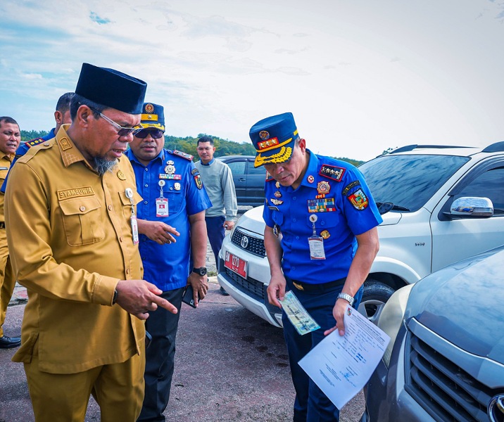 Plh Sekdako Pekanbaru Syamsuwir memeriksan pembayaran pajak pada STNK mobil dinas milik petigas Damkar. Foto: Istimewa.