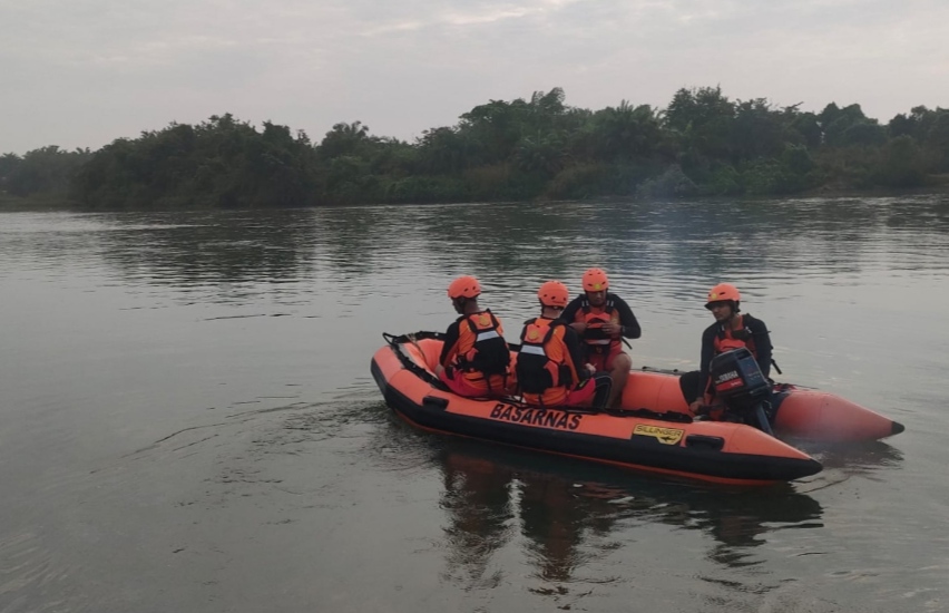 Pencarian warga Bandung yang tenggelam di Sungai Kampar