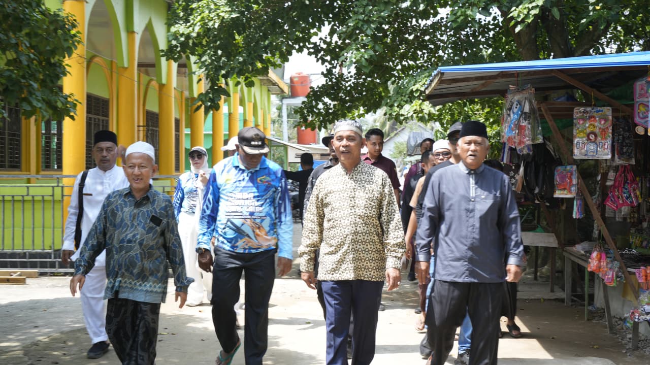 Bupati Inhil saat menuju Makam Tuan Guru Sapat