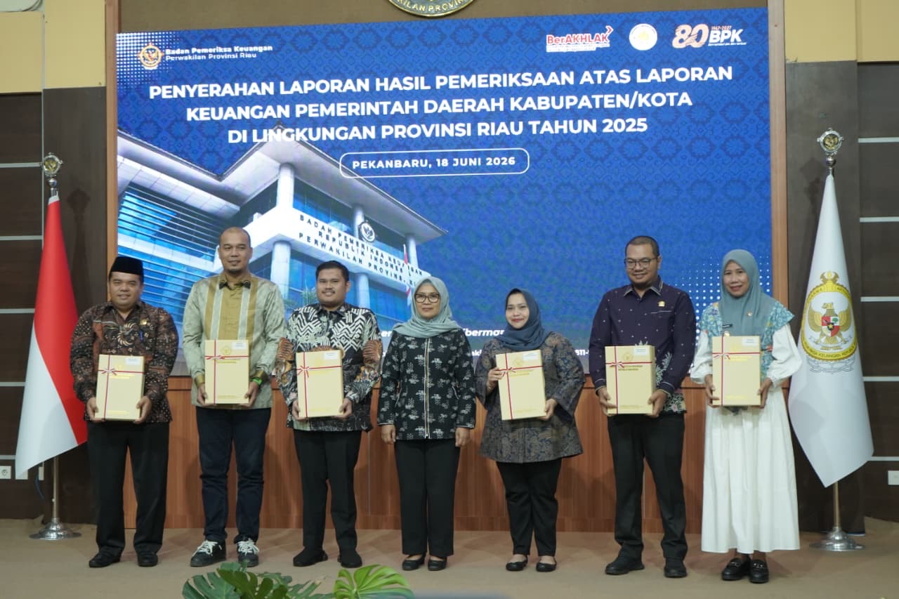 Penyerahan laporan Pemeriksaan Keuangan Pemkab Inhil