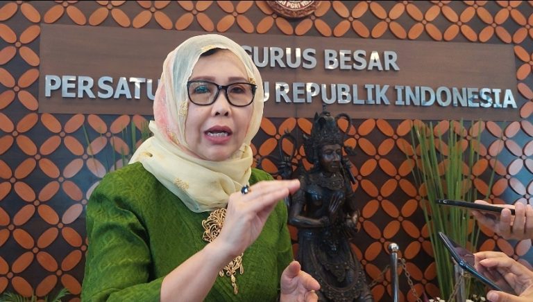 Ketua Umum PB PGRI Unifah Rosyidi