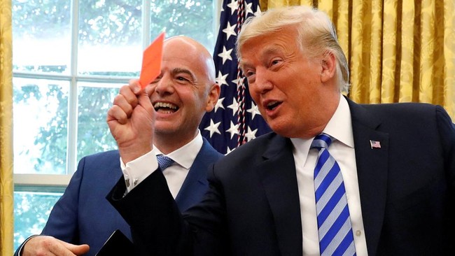 Presiden Donald Trump mengangkat kartu merah