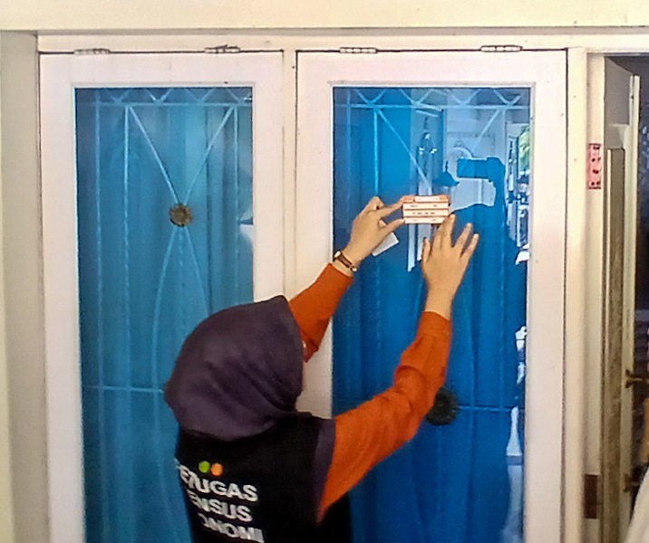 Petugas Sensus Ekonomi memasang stiker usai mewawancarai Wali Kota Pekanbaru Agung Nugroho. Foto: Surya/Riau1.