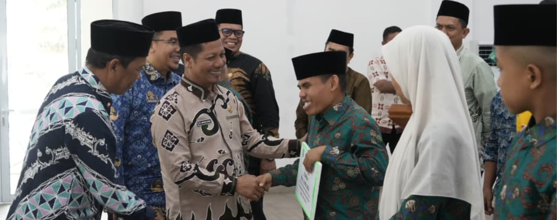 Penyerahan bonus pada kafilah MTQ Kuansing