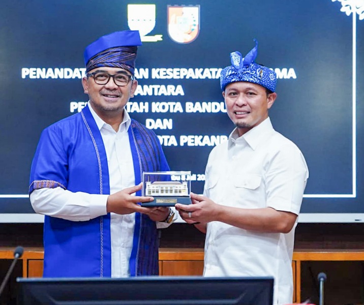 Walkot Bandung M Farhan bersama Wali Kota Pekanbaru Agung Nugroho. Foto: Istimewa.
