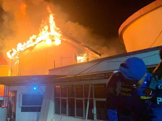 Upaya pemadaman Gedung Inspektorat dan Bapenda Padang yang terbakar