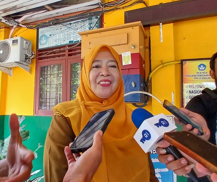 Kepala SMP Negeri 1 Pekanbaru Raja Idza Chairani. Foto: Surya/Riau1.