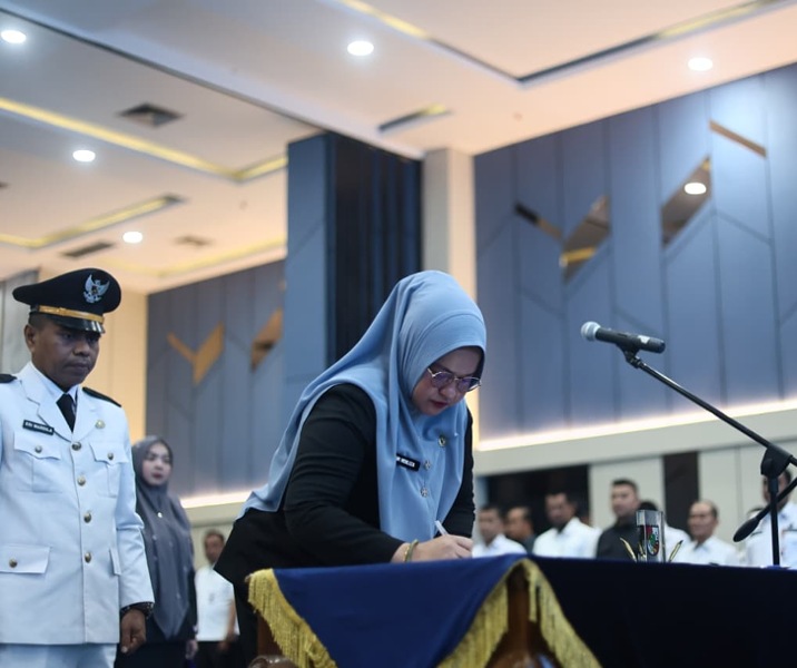 Vemi Herliza menandatangani dokumen dengan jabatan baru Kabag SDA Setdako Pekanbaru. Foto: Istimewa.