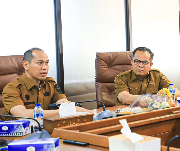 Plh Sekdako Pekanbaru Masykur Tarmizi saat menerima kunjungan Pemko Solok yang dipimpin Sekda Desmon. Foto: Istimewa.