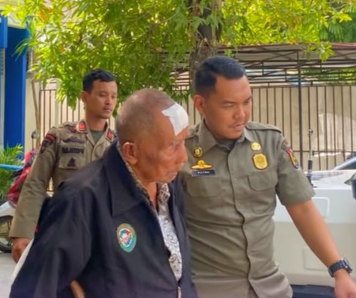 Petugas Satpol PP Pekanbaru menjemput orang terlantar di Puskesmas Simpang Tiga. Foto: Istimewa.