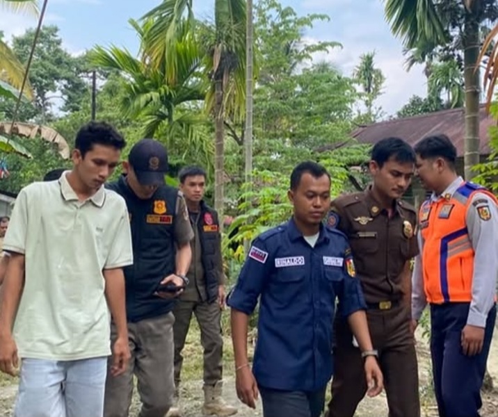 Petugas Dinsos dan Satpol PP Pekanbaru didampingi keluarga saat akan menjempuy ODGJ. Foto: Istimewa.