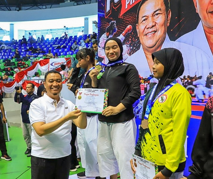 Wawako Pekanbaru Markarius Anwar menyerahkan medali dan sertifikat penghargaan kepada para juara karateka. Foto: Istimewa.