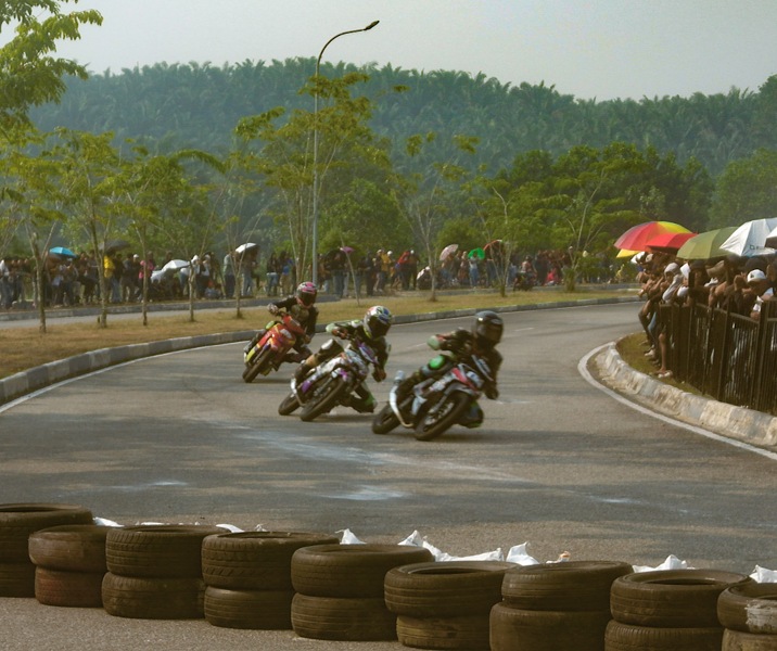 Balap motor digelar Pemko Pekanbaru di Kompleks Perkantoran Tenayan Raya, Minggu (23/8/2026). Foto: Surya/Riau1.