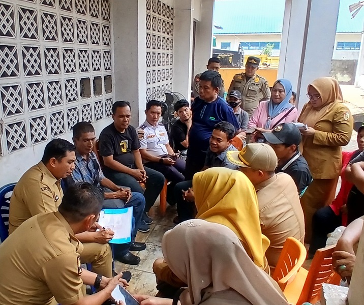 Sekdako Pekanbaru Zulhelmi Arifin saat rapat bersama pedagang Pasar Kodim yang berjualan di Jalan Teratai. Foto: Surya/Riau1.