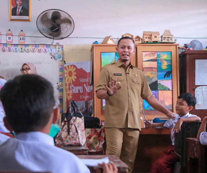 Wali Kota Pekanbaru Agung Nugroho saat meninjau SD Negeri 84. Foto: Surya/Riau1.