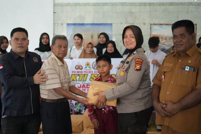 Penuh Keakraban dan Kekeluargaan, Polres Rohul dan DPC SPRI Berbagi Bansos di Desa Suka Maju, Semarak Maulid Nabi dan HUT Polwan ke-78