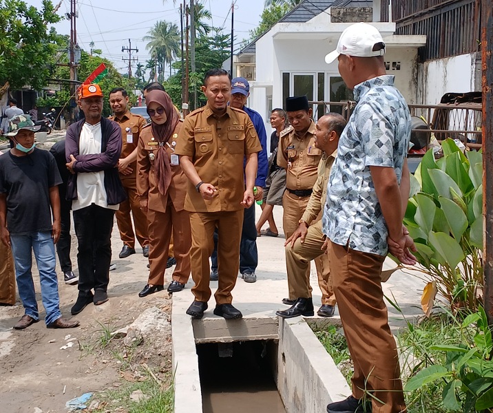 Wali Kota Pekanbaru Agung Nugroho saat meninjau drainase di Jalan Embun Pagi, Selasa (1/9/2026). Foto: Surya/Riau1.