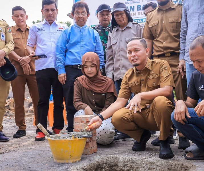 Wali Kota Pekanbaru Agung Nugroho saat peletakan batu pertama rumah bagi putri, anak yatim piatu di Jalan Dirgantara. Foto: Surya/Riau1.