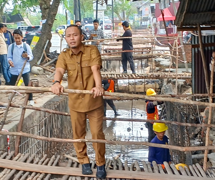 Wali Kota Pekanbaru Agung Nugroho saat meninjau pembangunan drainase di Jalan Paus. Foto: Surya/Riau1.