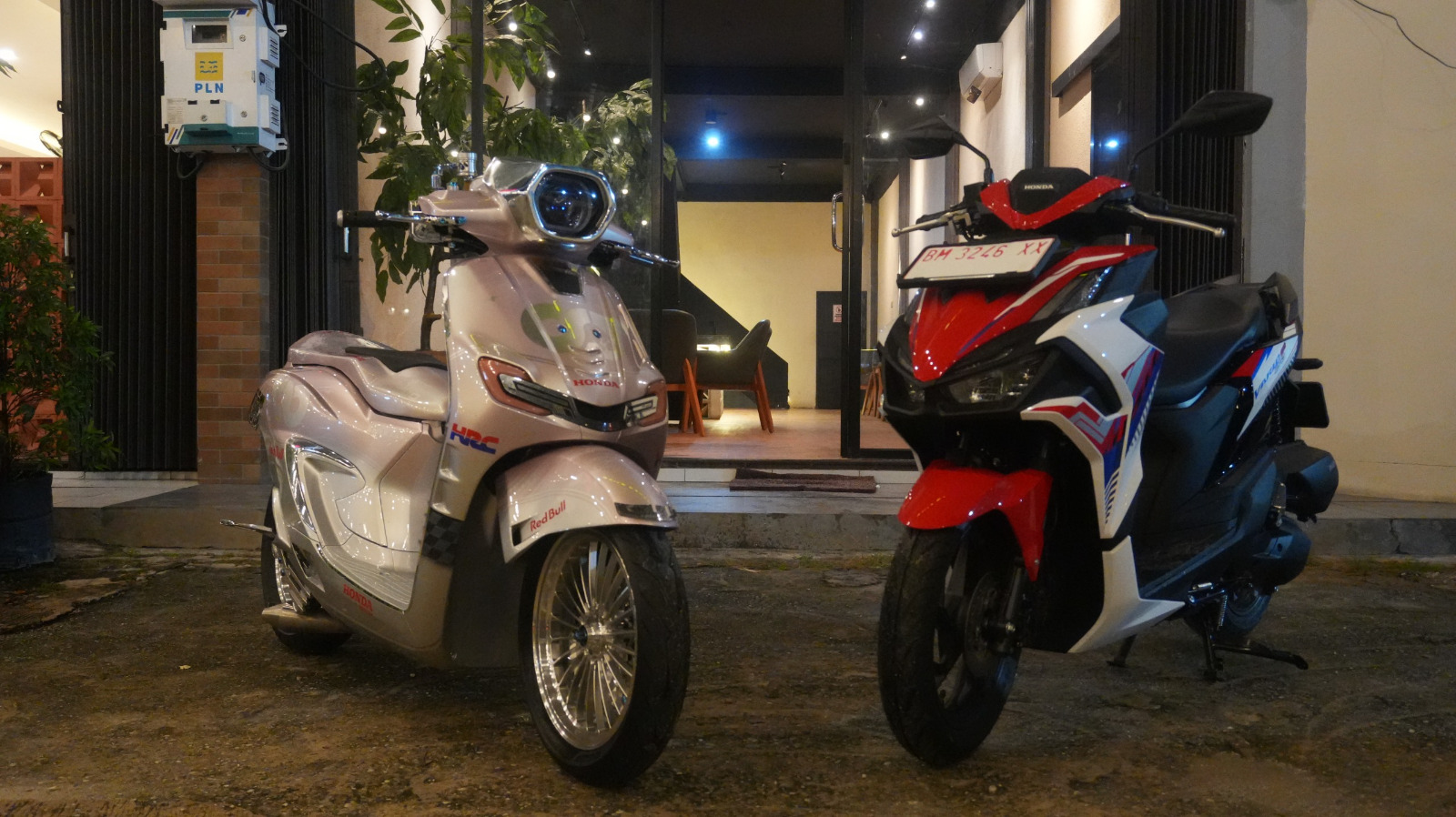 Unit sepeda motor Honda yang tampil elegan