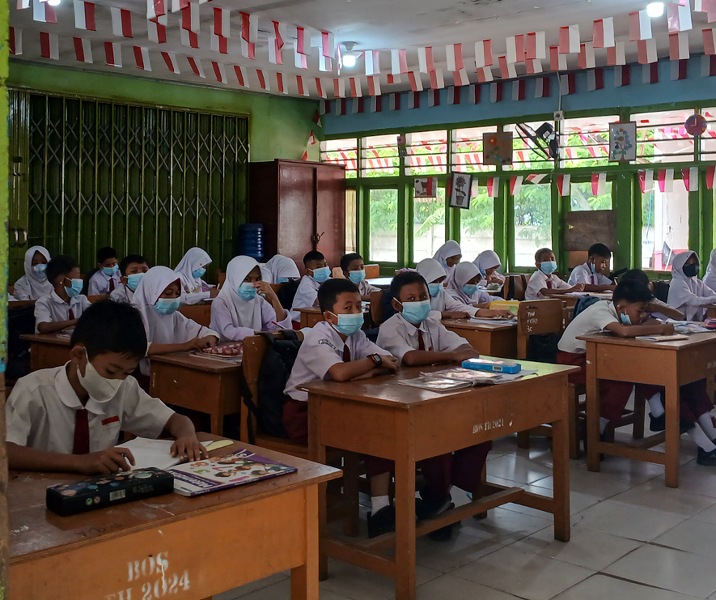 Murid SD Negeri di Pekanbaru harus mengenakan masker akibat kabut asap kiriman. Foto: Surya/Riau1.