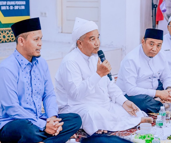 Wali Kota Pekanbaru Agung Nugroho bersama Pimpinan Pondok Pesantren Babussalam, Tuan Guru Syekh Ismail Royan, dan Wawako Markarius Anwar. Foto: Istimewa.