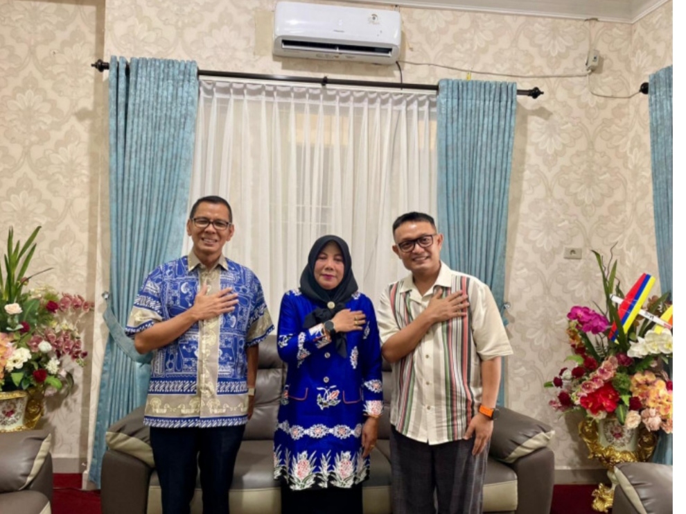 Ketua Dekranasda Kabupaten Kampar,  Tengku Nurheryani menerima kunjungan desainer Rico Bije Reybonte