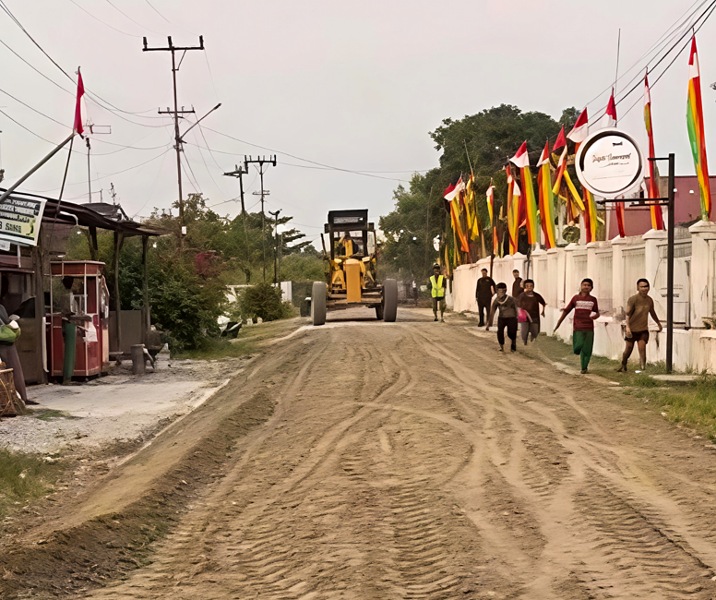 Alat berat sedang meratakan fobdasi Jalan Pesisir, Rumbai. Foto: Istimewa.