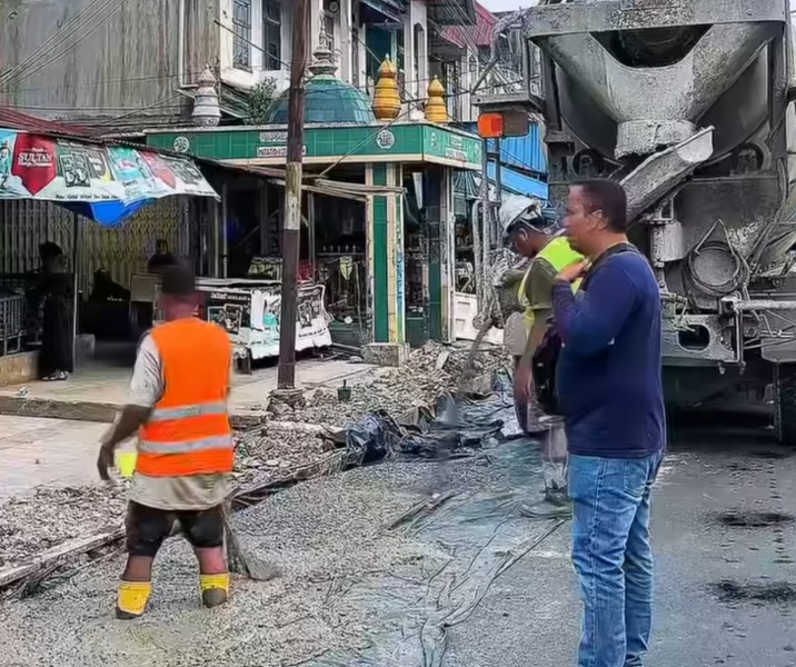 Proses pengecoran bahu jalan Jalan Teratai. Foto: Istimewa.
