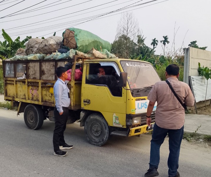 Petugas DLHK Pekanbaru menangkap kendaraan angkut sampah ilegal. Foto: Istimewa.
