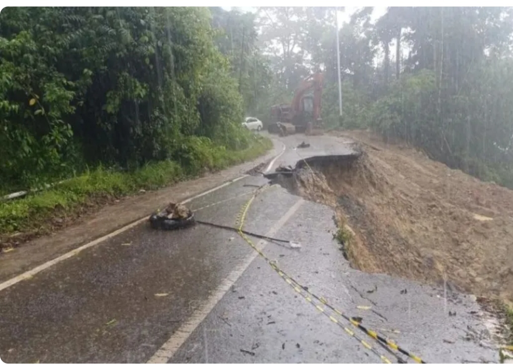 Jalan yang amblas di Kecamatan Palembayan Sumbar