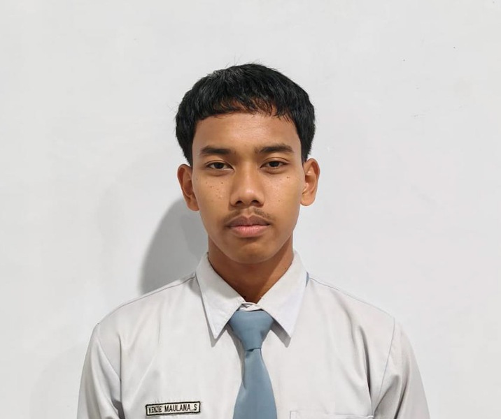 Kenzi Maulana, siswa SMA IT Al Fatih berhasil meraih Juara 1 Lomba Cerpen dalam ajang PMC SMART STIKES. Foto: Istimewa.