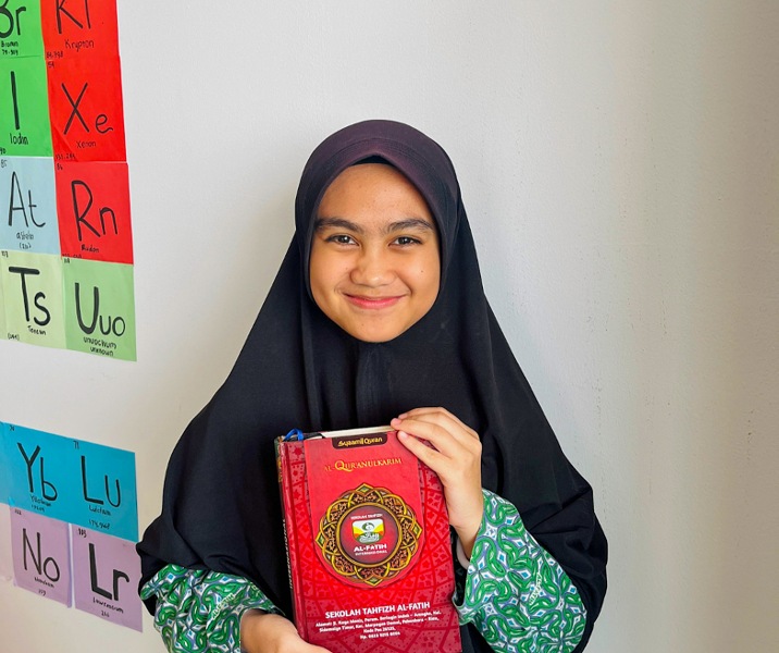 Priyani, siswi SMA IT Tahfizh Al Fatih Pekanbaru berhasil meraih Juara 3 Lomba Desain Poster pada ajang PMC SMART STIKES. Foto: Istimewa.