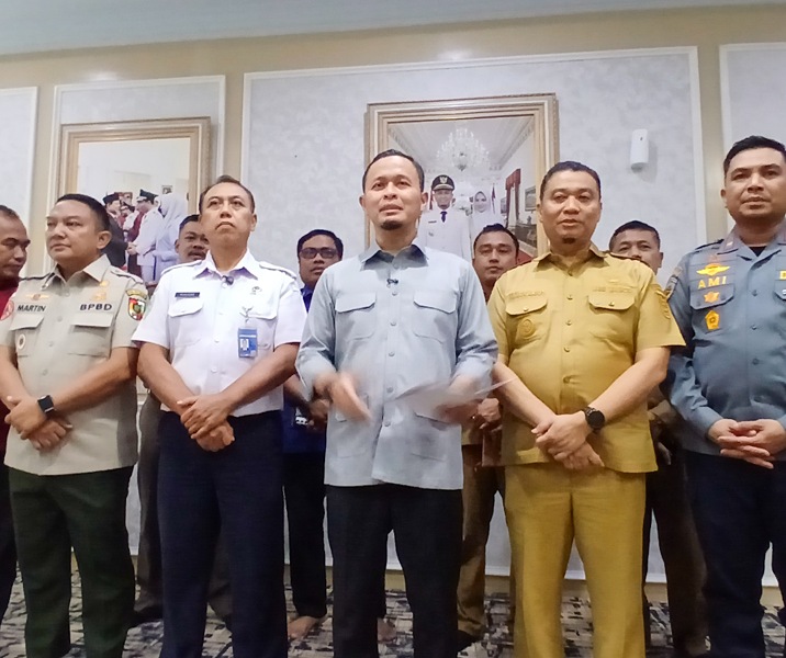 Wali Kota Pekanbaru Agung Nugroho saat mengumumkan pembelajaran jarak jauh bagi peserta didik mulai besok. Foto: Surya/Riau1.