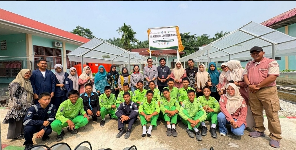 Siswa-siswi SMKN 4 Dumai memanfaatkan rumah kaca hidroponik sebagai ruang belajar