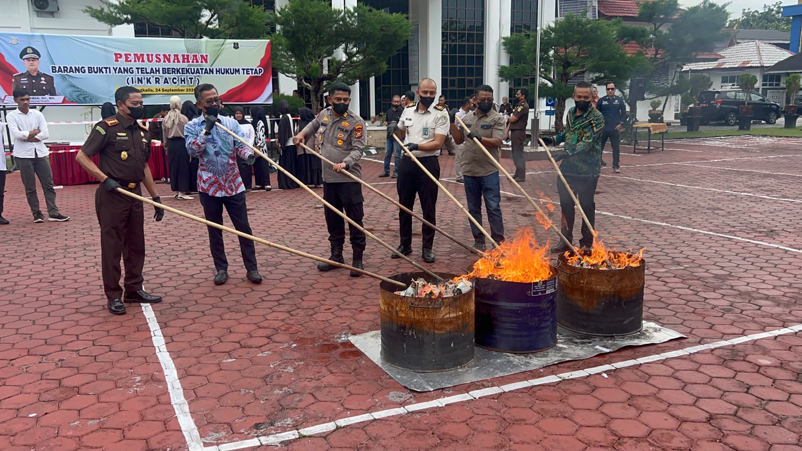 Lapas Kelas IIA Bengkalis Hadiri Pemusnahan Barang Bukti Perkara Tindak Pidana Umum