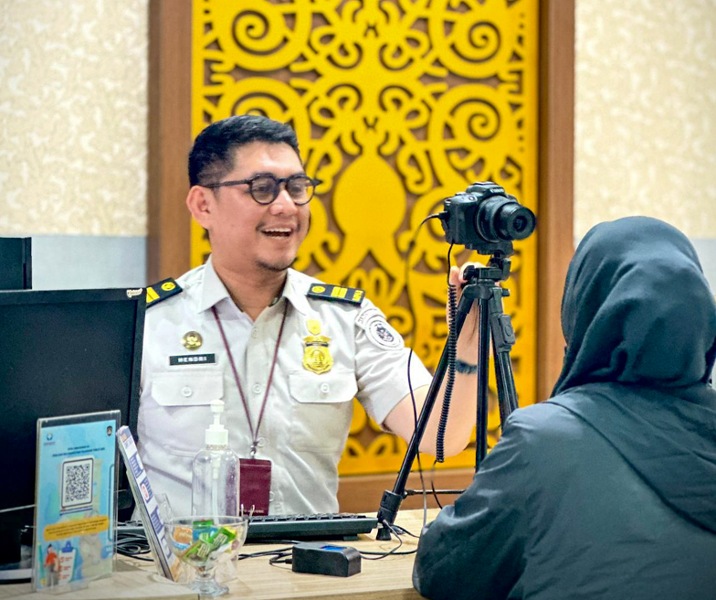 Warga Pekanbari saat proses pembuatab paspor di Kantor Imigrasi. Foto: Istimewa.