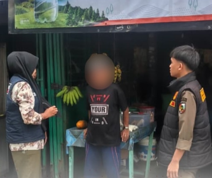 Tim gabungan Pemko Pekanbaru mengamankan seorang ODGJ di Kelurahan Sekip. Foto: Istimewa.