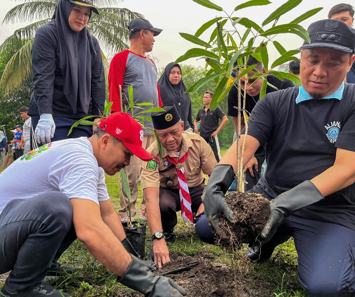 Wawako Pekanbaru Markarius Anwar akan menanam pohon di sebuah area di Kelurahan Sago sebagai bagian program Pemuda Lestari. Foto: Istimewa.