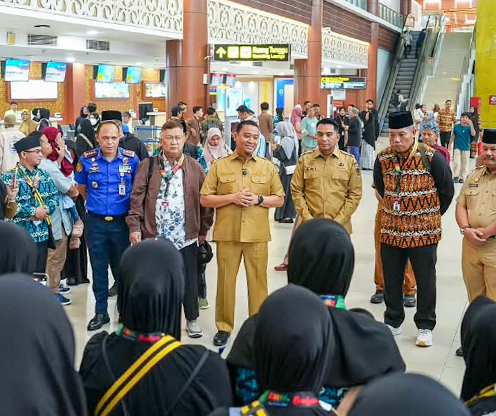 Wawako Pekanbaru Markarius Anwar saat melepas jemaah umrah di Bandara SSK II. Foto: Istimewa.