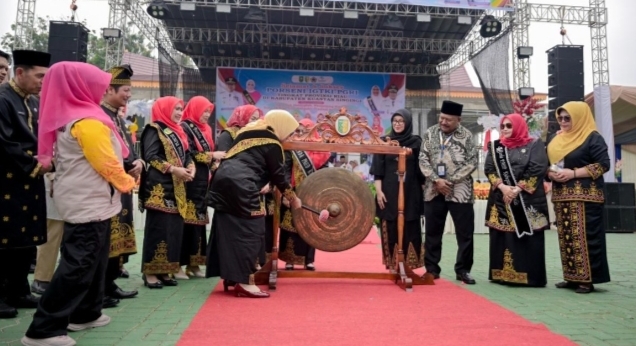 Bupati Kasmarni Dorong Guru TK Cetak Generasi Cerdas dan Berkarakter