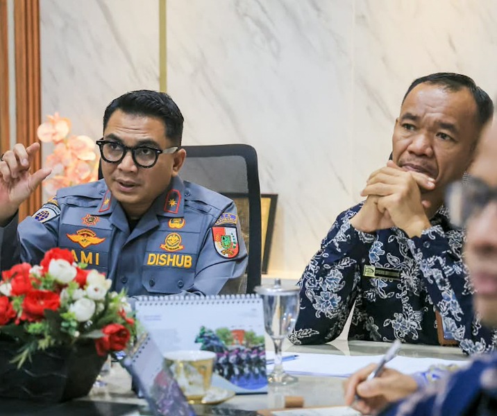Sekdako Pekanbaru Zulhelmi Arifin bersama Kepala BPKP Riau Evenri Sihombing. Foto: Istimewa.