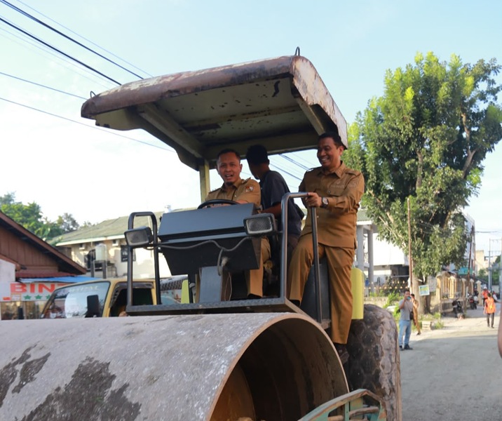 Wali Kota Pekanbaru Agung Nugroho bersama Wawako Markarius Anwar saat memantau proses perbaikan jalan. Foto: Istimewa.